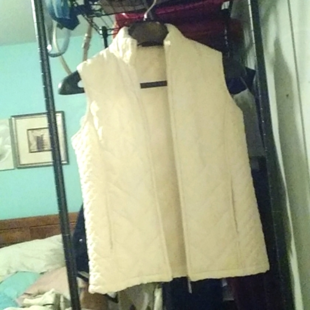 A Jane Ashley light wear diamond 💎 puffer vest